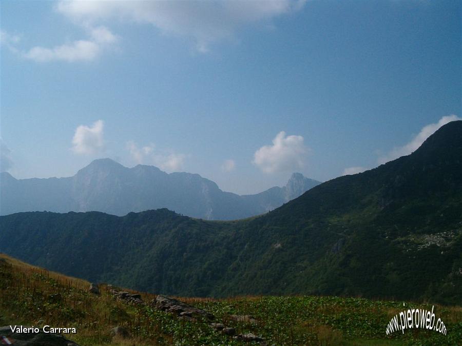 5° il Passo Zulino, sullo sfondo le cime di Fop.jpg